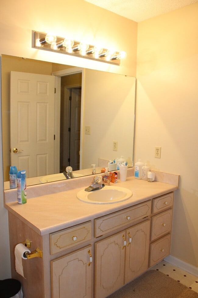 Building Photo - Exquisite 3BR/2BA Home Minutes from Moody AFB with Luxurious Features!