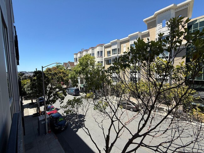 Building Photo - Modern Condo in the Heart of the City's Lo...