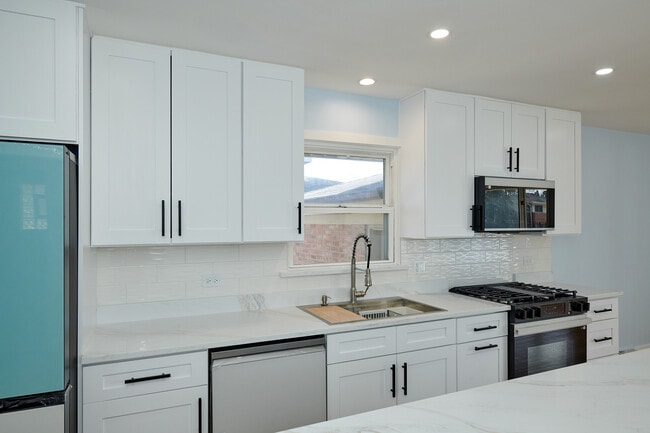 Building Photo - 8544 W Roseview Dr