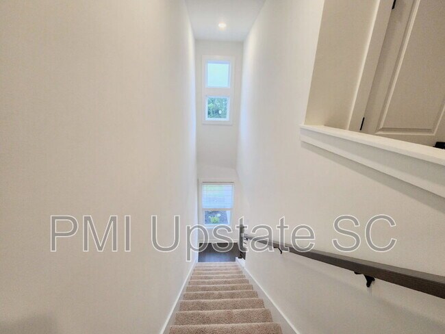 Building Photo - 1283 Westgate Vlg Dr