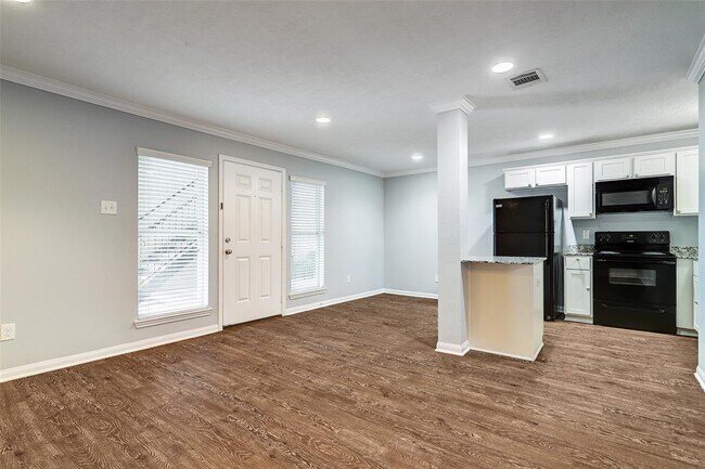 Building Photo - 835 Heights Blvd