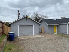 Building Photo - Cute 2 Bedroom in West Redding