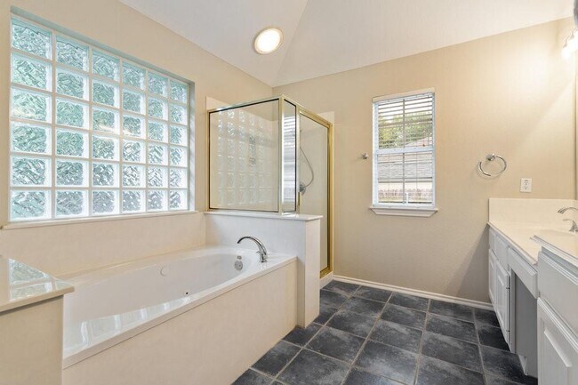Building Photo - 2110 Red Oak Cir