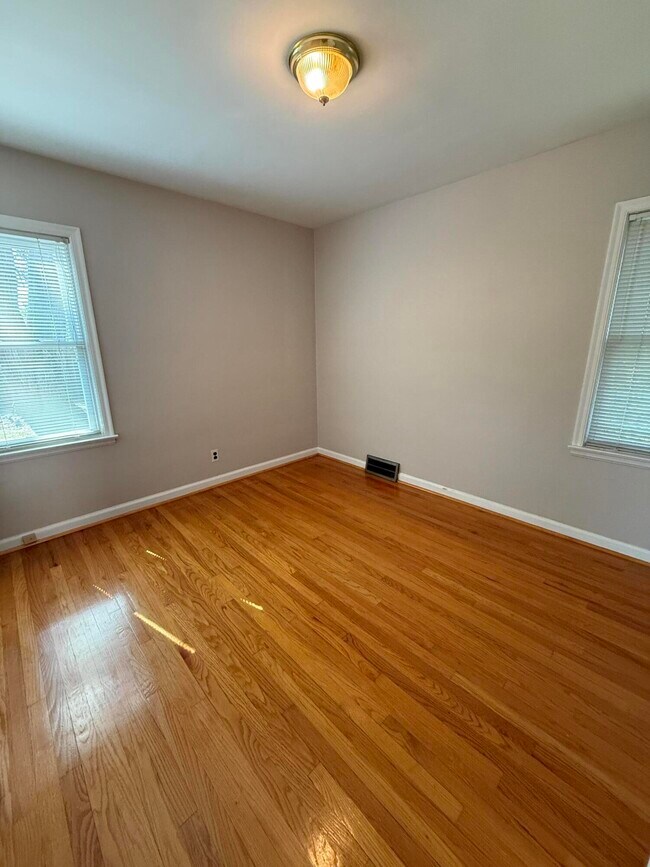 Building Photo - 1625 W Farnum Ave