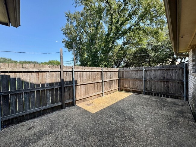 Building Photo - Townhome