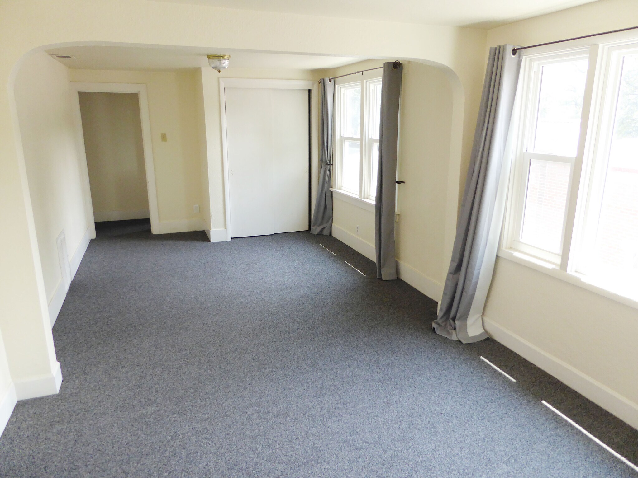 Building Photo - 327 S Sherwood St