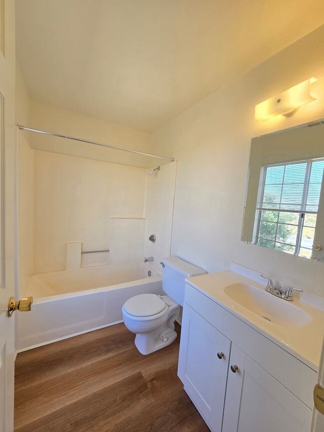 Building Photo - Upstairs/ Spacious/ 2 bedrooms / 2 bathrooms