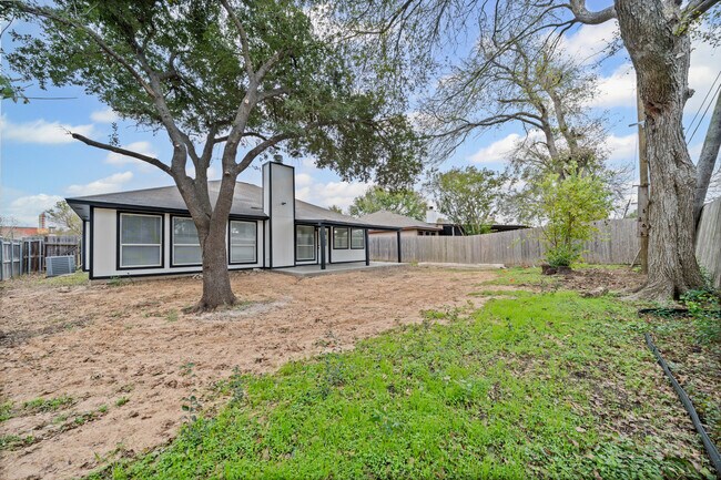 Building Photo - 4417 Briarwood Dr