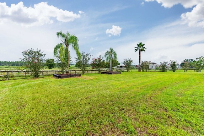 Building Photo - Country living close to everything - 3 bed...