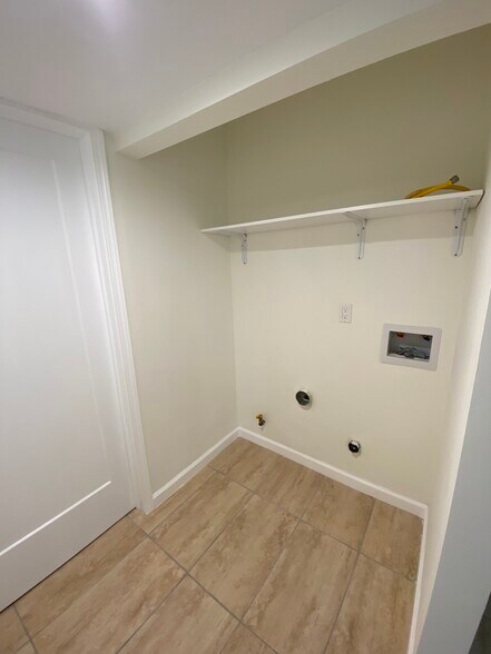 Building Photo - 410 N Glenwood Plz