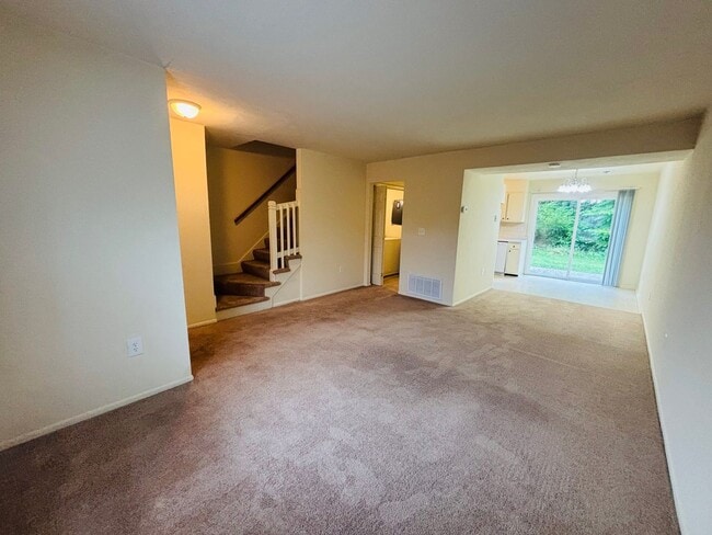 Building Photo - 2 Bedroom, 1.5 Bath Townhouse