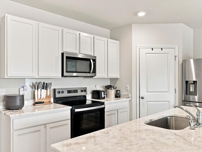 Building Photo - Unfurnished Annual Rental