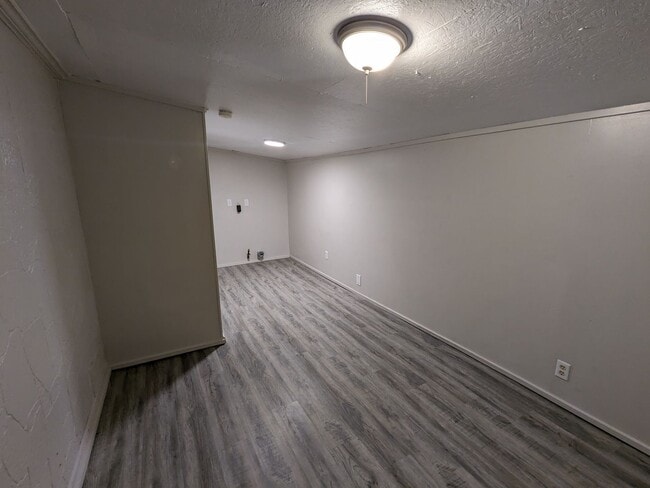 Building Photo - Newly Updated & Available NOW!!  2 Bedroom...
