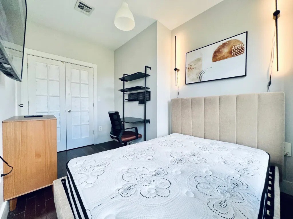 Building Photo - Furnished room/NOT APARTMENT