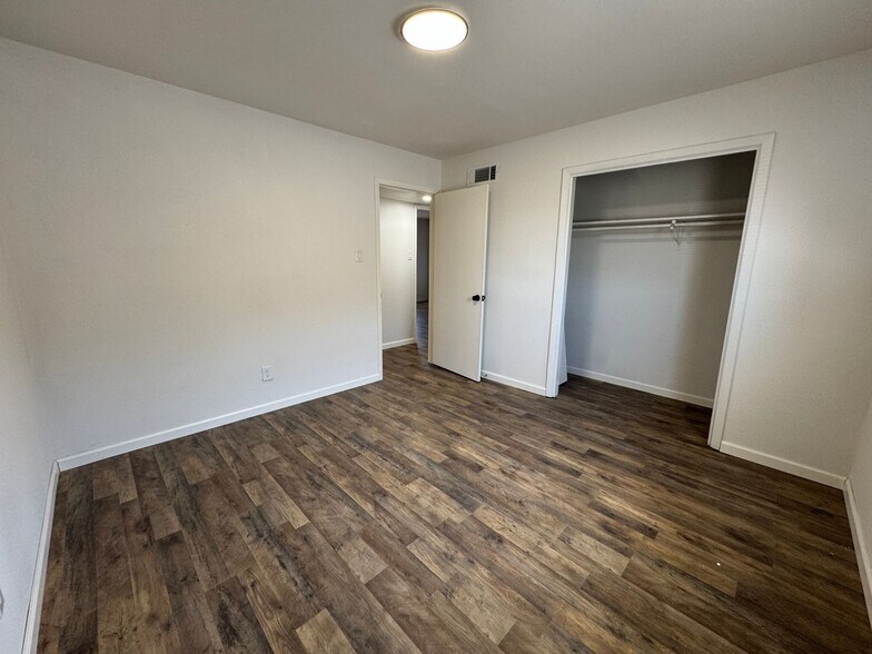 Building Photo - 611 Sunset Ln