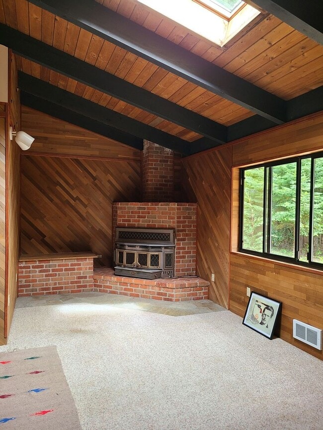 Building Photo - Lovely Home on 5 Acres Near the Water in R...
