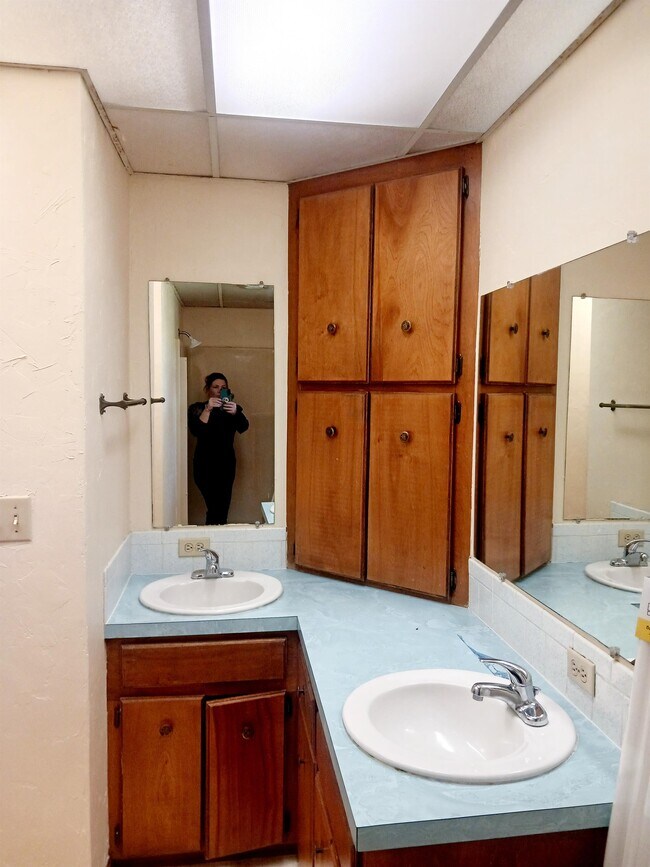 Building Photo - 600 Paw Paw Rd