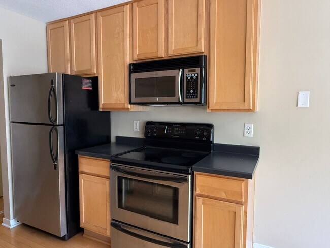 Building Photo - Lovely Lowry Hill 1 Bedroom Condo