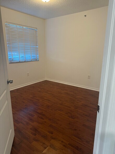 Building Photo - 9340 Fontainebleau Blvd