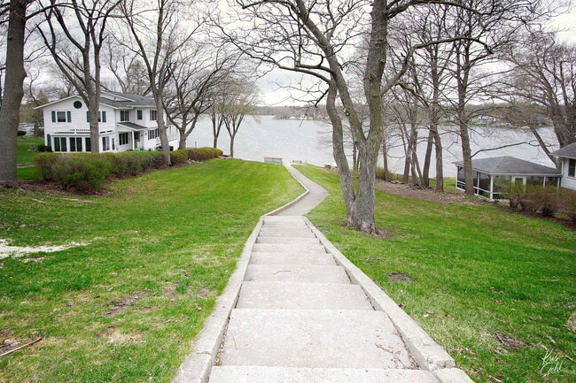 Building Photo - 39271 N Lake Ave