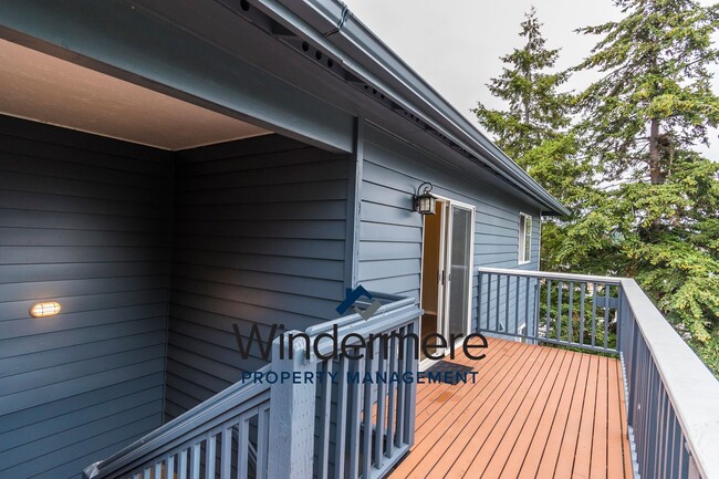 Building Photo - 2 Bed + Den/Office  2 Bath Condo W/S/G Inc...