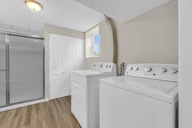 Building Photo - 4 bed, 2 bath, updated interior, AVAILABLE...