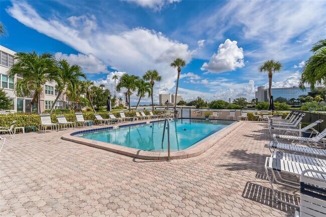 Building Photo - 7600 Sun Island Dr S