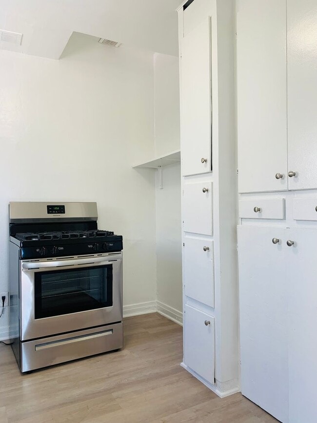 Interior Photo - 727-729 W 74th St