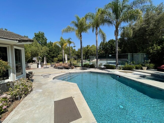 Building Photo - 19077 Oriente Dr