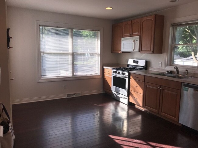 Building Photo - Newer Five Bedroom on Monroe St