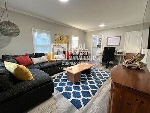 Building Photo - Cozy 2-Bedroom Near WMU & Downtown Kalamazoo!