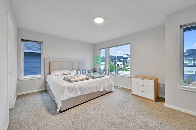 Building Photo - 4 BED & 2.5 SINGLE FAMILY HOUSE FOR RENT