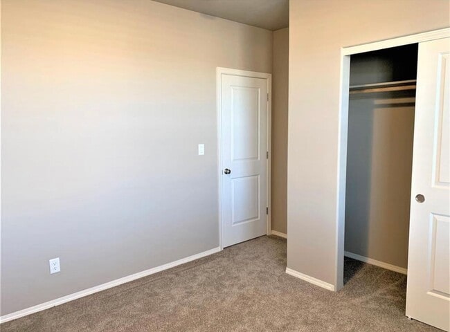 Building Photo - Newer Home in Kennewick, Great Location! Pets welcome!