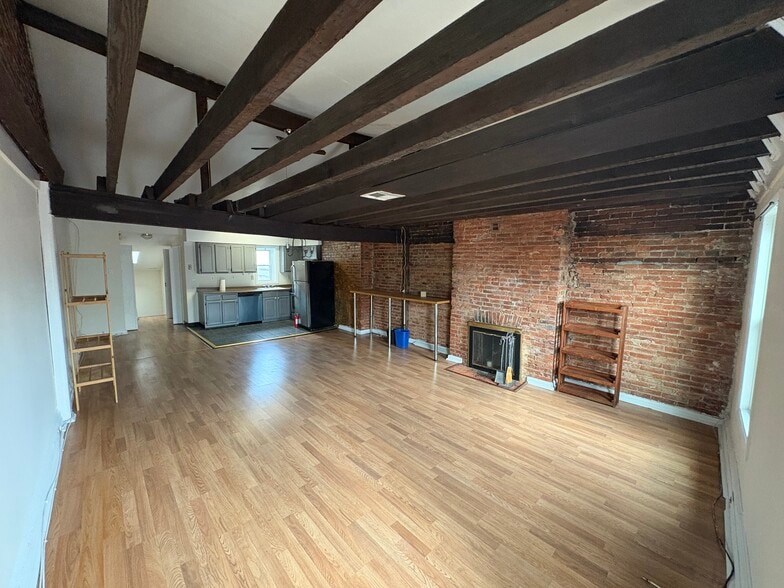 Building Photo - 631 Catharine St