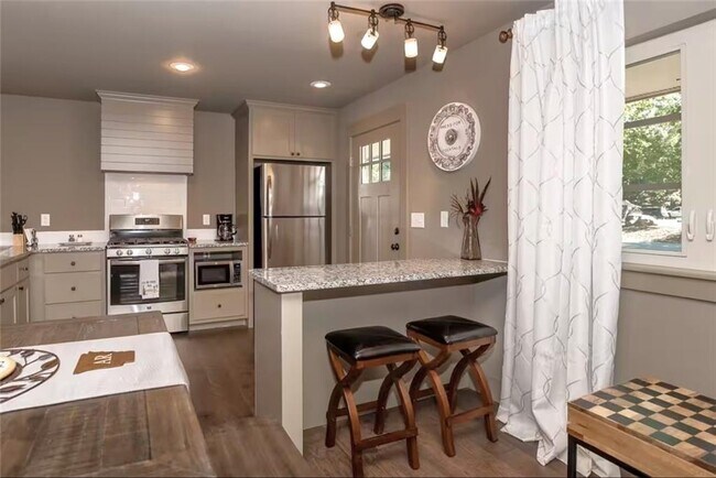 Building Photo - 301 NW F St