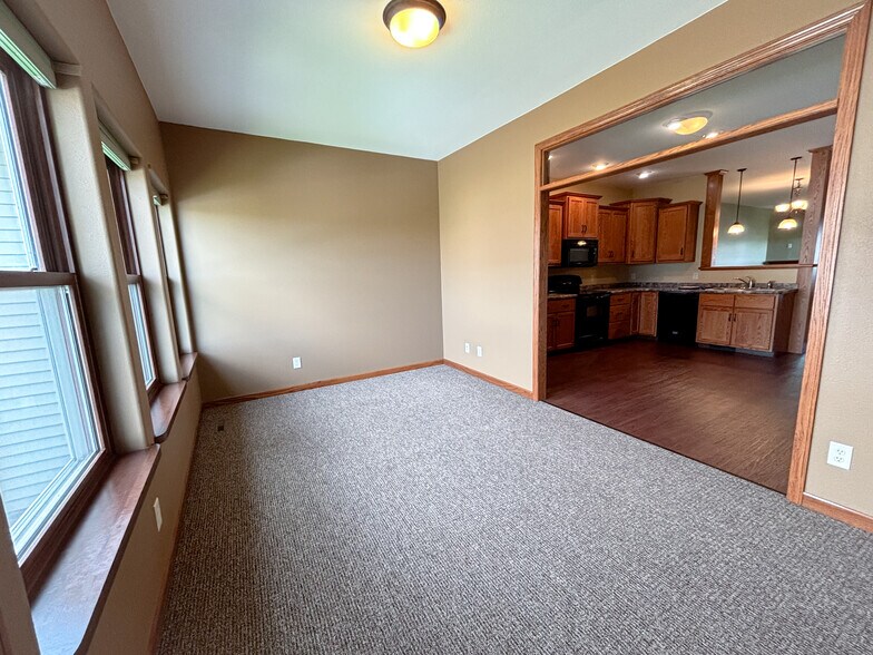 Building Photo - 958 Parkland Dr