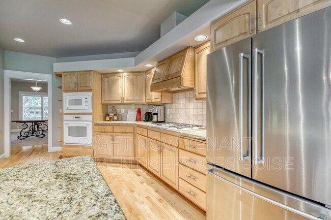 Building Photo - 1646 N Chaucer Way