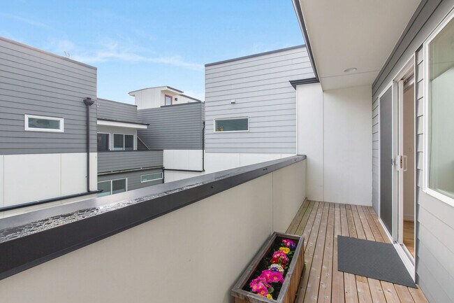 Building Photo - 628 10th Ave E