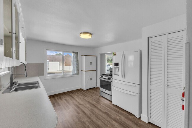 Building Photo - Beautiful and Bright 2 Bedroom 1 Bathroom Home in Murray!!