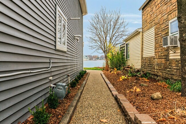 Building Photo - 121 N Shore Dr