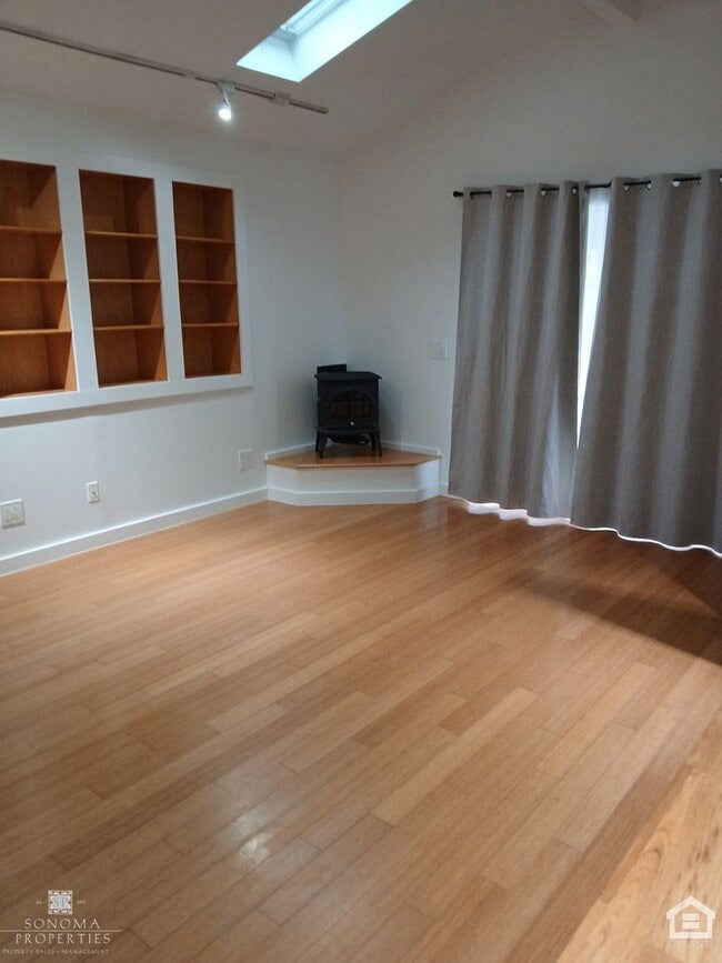 Building Photo - 1 Bedroom, 1 Bathroom Charming Craftsman i...