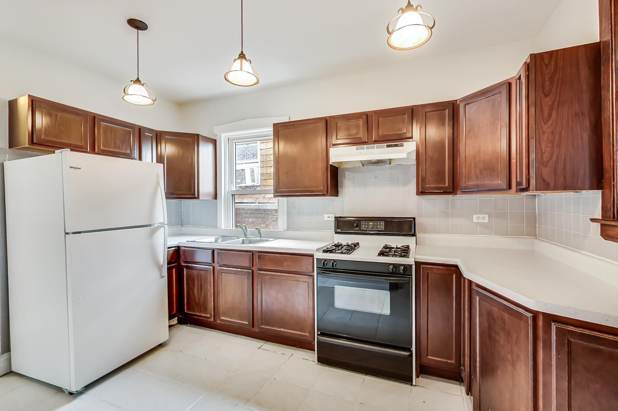 Building Photo - 2436 W Diversey Ave