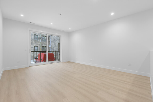 Building Photo - 904 W Dakin St