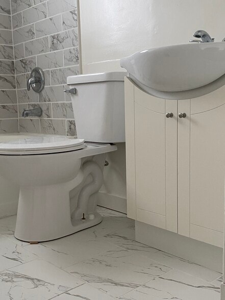 bathroom - 2550 N 45th St
