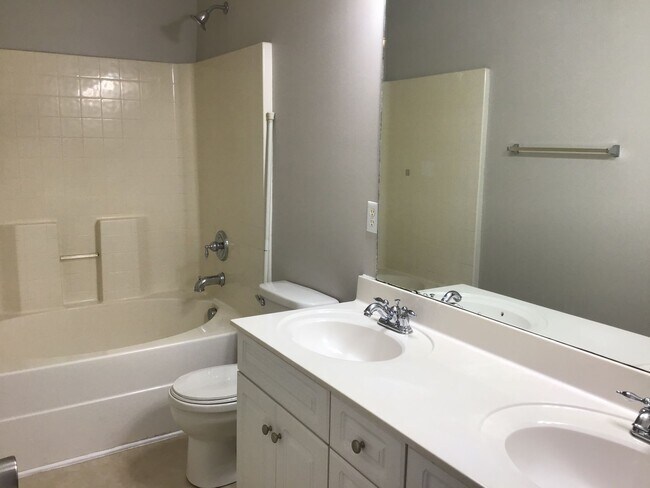 Building Photo - 3 Bedroom Condo off McConnells Hwy!  ***RE...