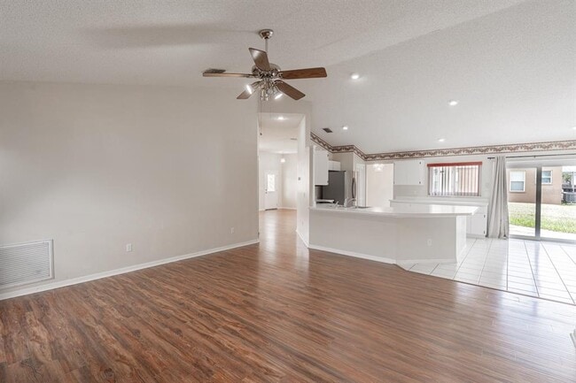 Building Photo - 10435 Crestfield Dr
