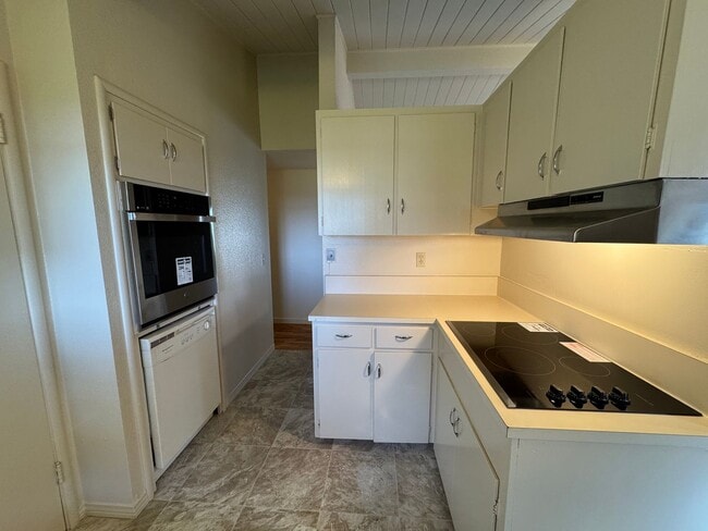 Building Photo - Charming Seaside Home on Quiet Cul-de-Sac