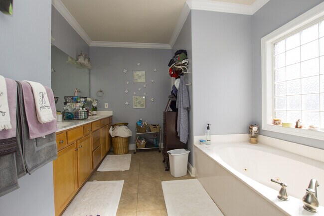 Building Photo - Exquisitely Maintained Home in the Coveted Goldsmith - Schiffman/ Hsv High school