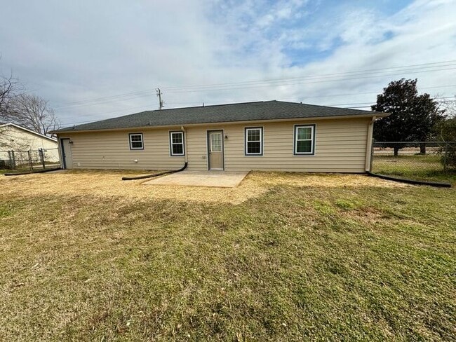 Building Photo - LARGE FENCED YARD, and lawn care INCLUDED