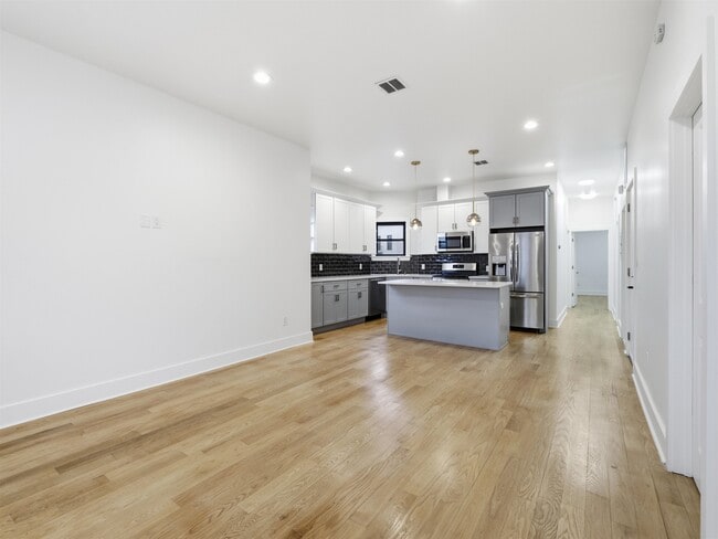 Building Photo - 32 Charles St